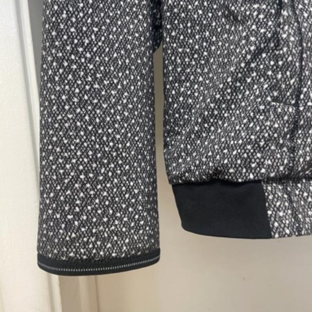 LULULEMON Hit It Jacket Frozen Fizz Black White EUC - Picture 11 of 14